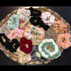 20 Piece Assorted Scrunchie and Hair Bows (most unworn)